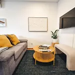 Modern 2-bedroom In The Heart Of *